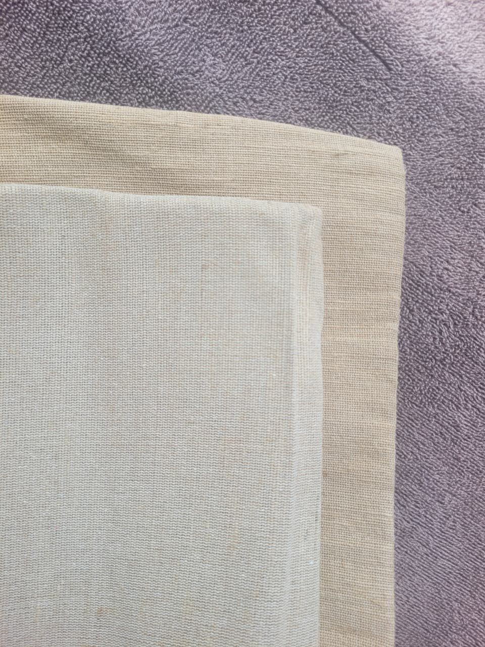 Two unidirectional natural-fibre fabrics laid one over the other